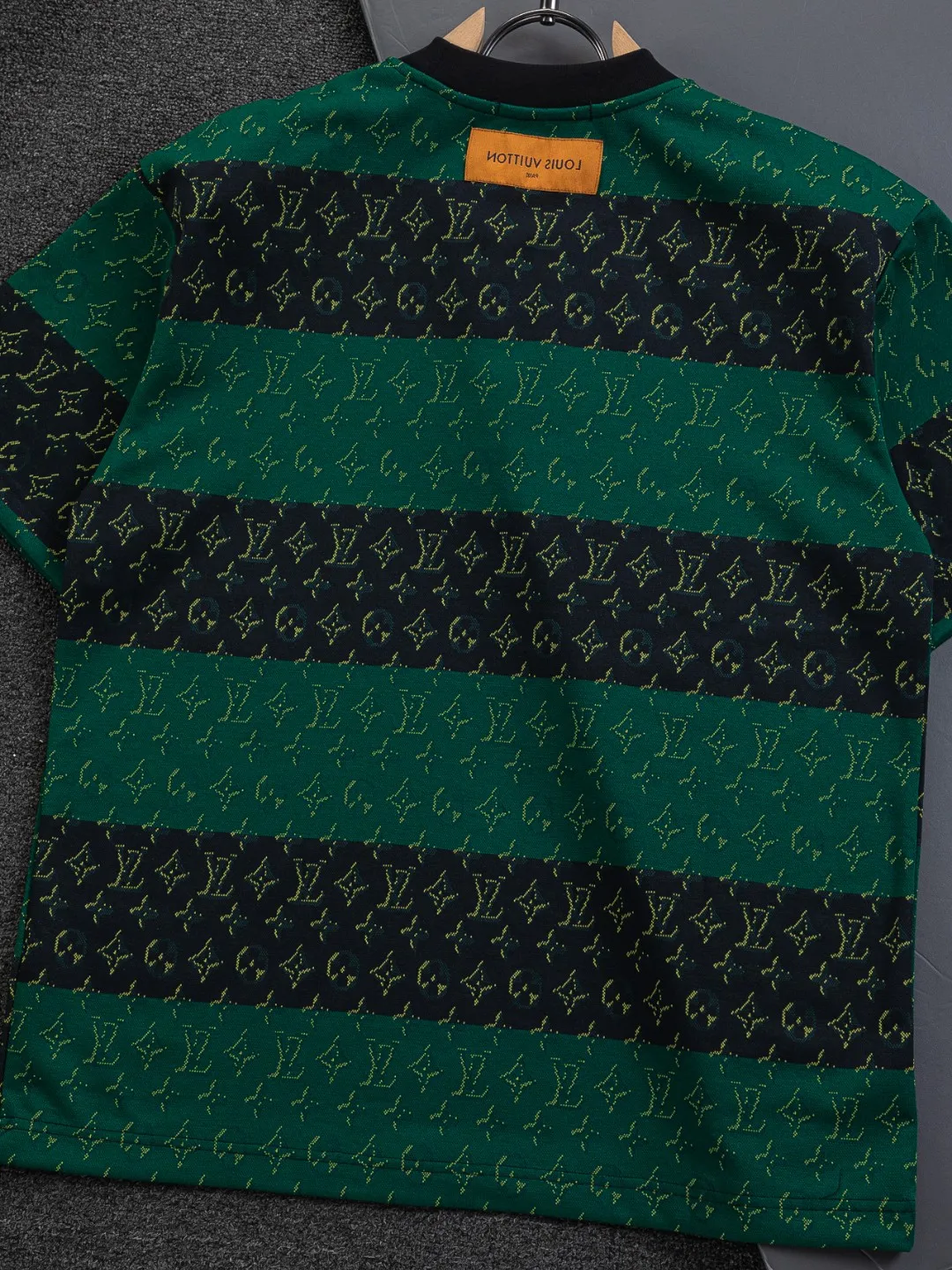 🅿️200 Louis Vuitton 1V LV lv slightly wide version S-XL LV 26ss new products are available at counters simultaneously. Multiple craftsmanship. Contrast color jacquard large stripes all over the body 🪡 embroidery. Round neck short-sleeved T-shirt, same style for men and women! Consigned to one-to-one creation. Synchronized with the official website, pure cotton fabrics at the counter! It is close to the skin and comfortable, durable and easy to wear. It has a classic and simple logo design and meticulous original craftsmanship. Short-sleeves, a must-have item for men, do not appear to be the same for the general public, but must be unique and eye-catching. This LV short-sleeve is all about quality, comfort, the same shape and fashion as always, including fabrics and cutting techniques. All of them have been made with great effort! 320 grams of washed pure cotton fabric, pure cotton is breathable, very refreshing and comfortable for daily wear. The rib knitting on the neckline is smooth and tight, and the neckline will not be skewed if you toss it at will. The loose version, you will find that it looks really good on the upper body. The overall is minimalist and neat, super versatile for daily use! Pair it casually with a pair of pants for a youthful look. A T-shirt will make your outfit crazy. It is a fashionable item that can never go wrong! Color: Black White Size: S-XL Size chart: S: Shoulder width 50-Bust 56-Length 70 M: Shoulder width 52-Bust 57-Length 72 L: Shoulder width 54-Bust 59-Length 74 XL: Shoulder width 56-Bust 62-Length 76